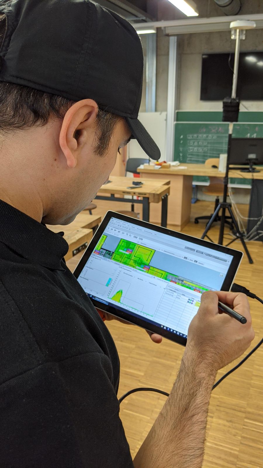 WLAN-Messung mit dem Tablet in einem Klassenzimmer